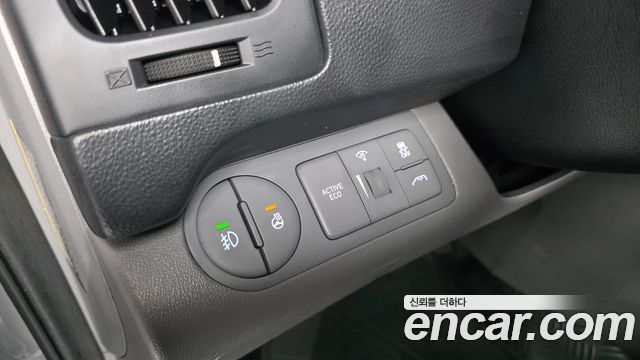 Hyundai Starex Van 5-Seater — photo 1 of 32