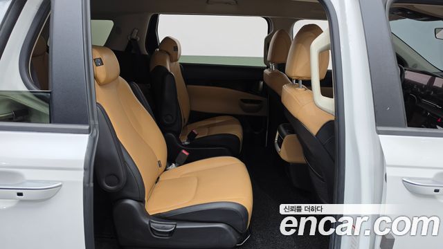 Kia Canival Diesel 9-Seater Prestige — photo 1 of 30
