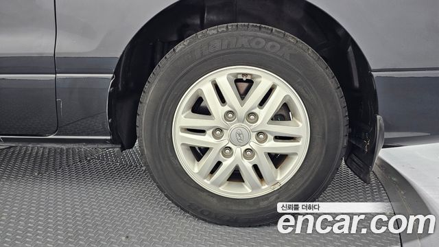 Hyundai Starex Van 5-Seater — photo 1 of 31