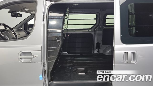Hyundai Starex Van 3-Seater — photo 1 of 30