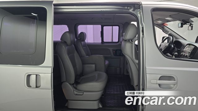 Hyundai Starex 12-Seater Wagon — photo 1 of 20