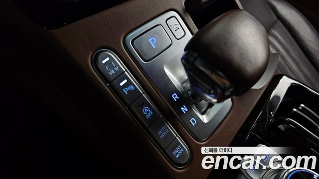 Genesis G90 3.8 AWD — photo 1 of 34