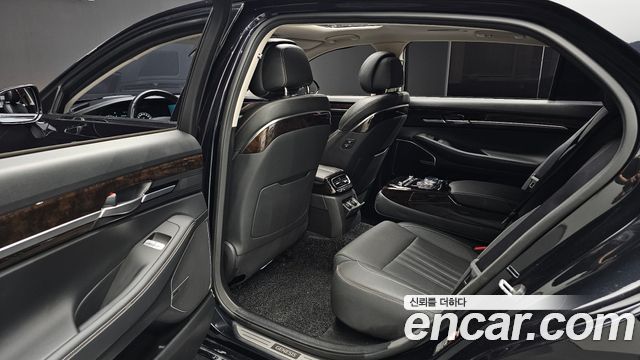 Genesis G90 3.8 AWD — photo 1 of 40