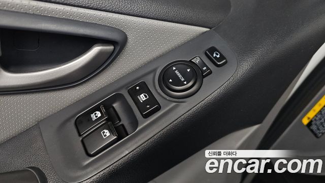Hyundai Starex Wagon 12-Seater — photo 1 of 30