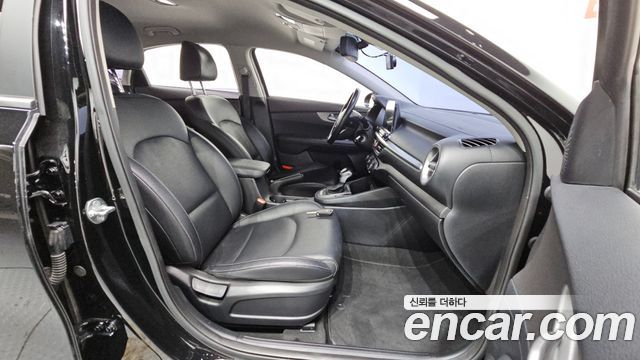 Kia K3 Luxury — photo 1 of 30