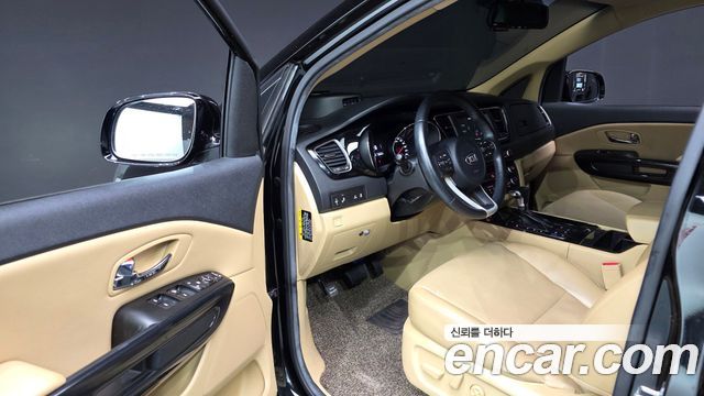 Kia Canival 9-seater Hi-Limousine — photo 1 of 33