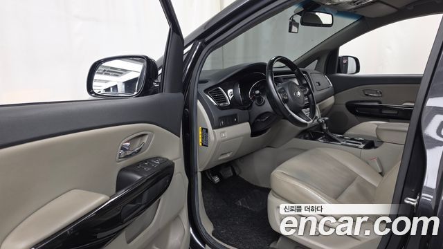 Kia Canival 11-Seater Prestige — photo 1 of 20