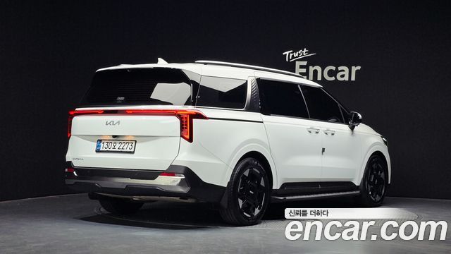 Kia Canival Diesel 9-Seater Signature — photo 1 of 34