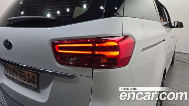 Kia Canival 11-Seater Prestige — photo 1 of 33
