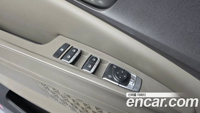 Kia Canival HEV 9 seater Prestige — photo 1 of 32