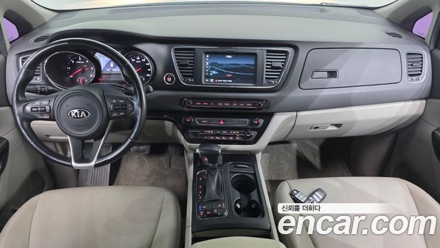 Kia Canival 11-seater Luxury — photo 1 of 30