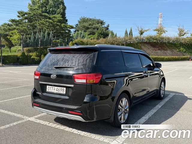 Kia Canival 9-seater Prestige — photo 1 of 20