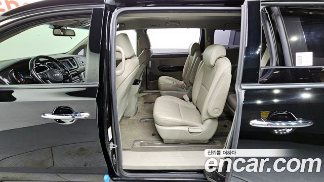 Kia Canival 9-Seater Prstige — photo 1 of 20