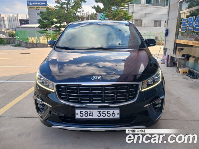 Kia Canival 7-Seater Limousine — photo 1 of 18