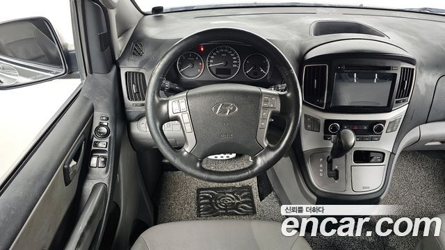 Hyundai Starex Van 5-Seater — photo 1 of 20