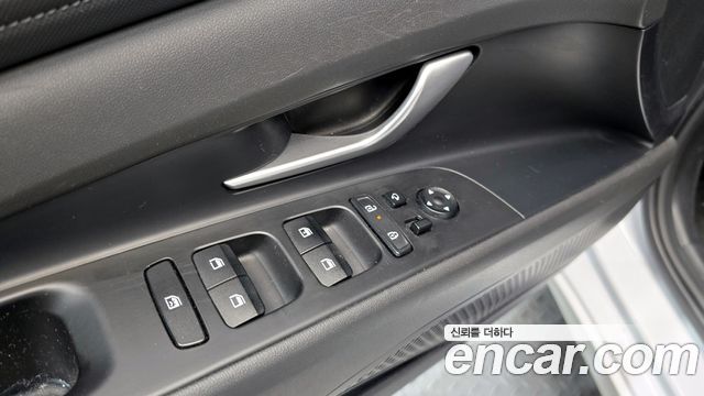 Hyundai AVANTE 1.6 — photo 1 of 20