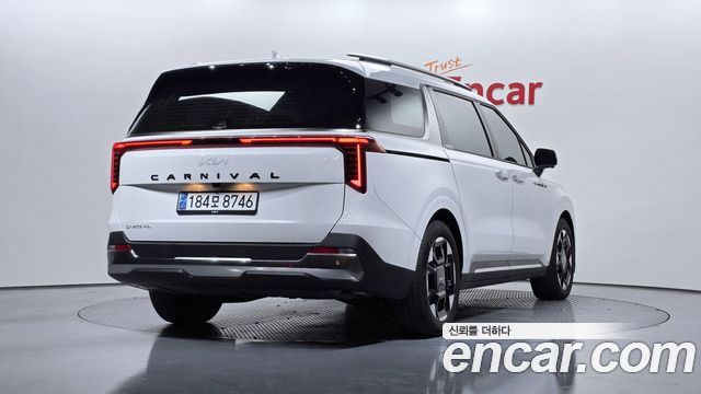 Kia Canival Diesel 9-Seater Signature — photo 1 of 20