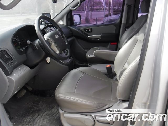 Hyundai Starex 5-Seater VAN — photo 1 of 11