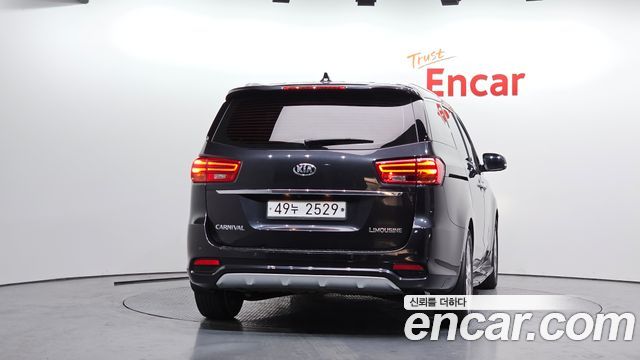 Kia Canival 7-Seater Limousine — photo 1 of 20
