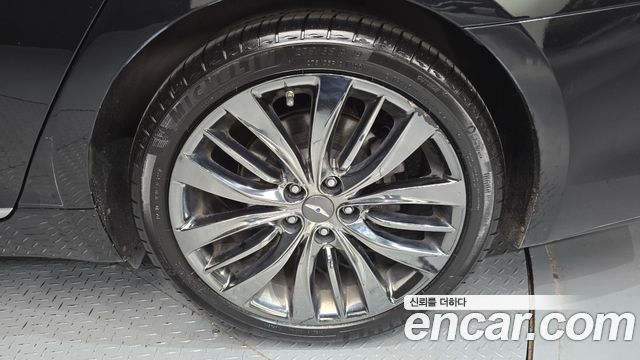 2014 Hyundai Genesis G330 Premium AWD, photograph 3