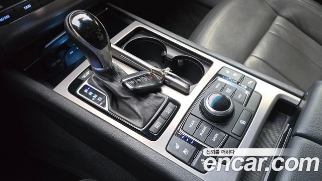 2014 Hyundai Genesis G330 Premium AWD, photograph 2