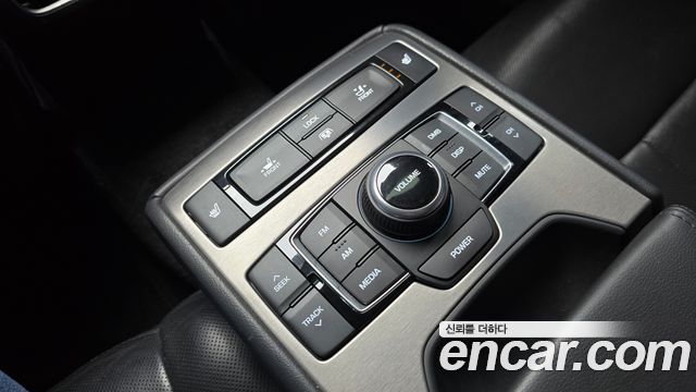 2014 Hyundai Genesis G330 Premium AWD, photograph 4