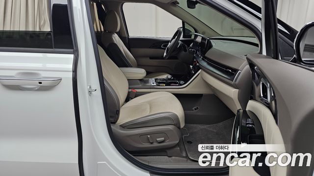 Kia Canival Diesel 9-Seater Hi-Limousine — photo 1 of 20