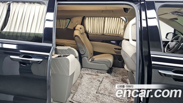 Kia Canival Diesel 9-Seater Hi-Limousine — photo 1 of 31