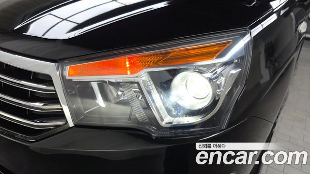 KG_Mobility_Ssangyong KORANDO 4WD Chateau 11-seater — photo 1 of 31