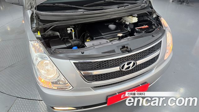 2013 Hyundai Starex 5-Seater VAN, photograph 2