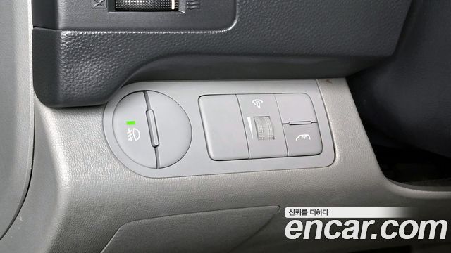 2013 Hyundai Starex 5-Seater VAN, photograph 4