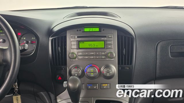 2013 Hyundai Starex 5-Seater VAN, photograph 9