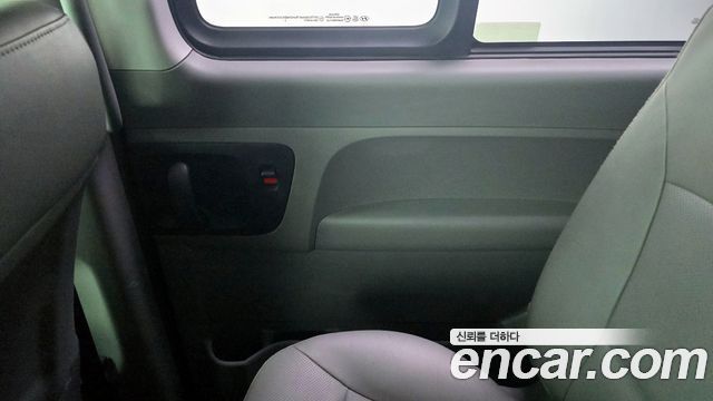 2013 Hyundai Starex 5-Seater VAN, photograph 10