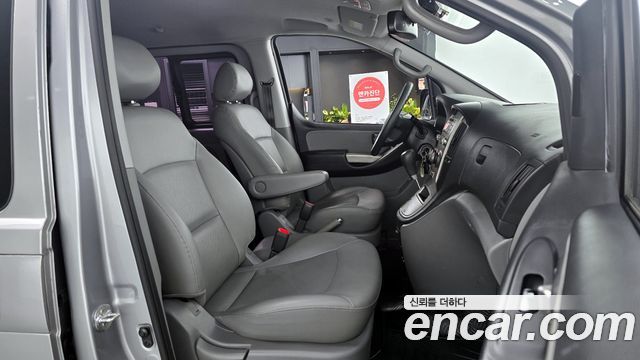 2013 Hyundai Starex 5-Seater VAN, photograph 3