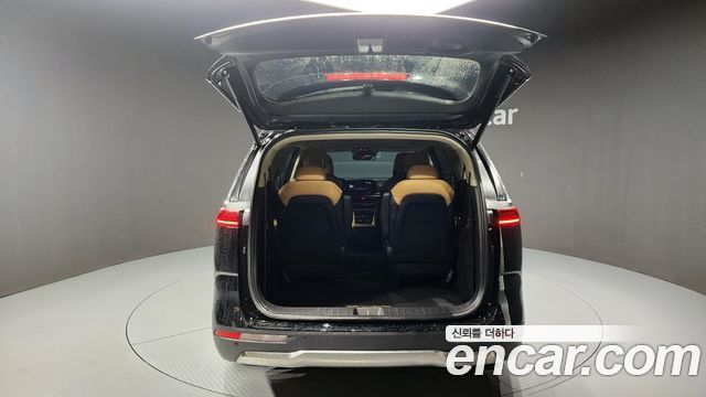Kia Canival 9-Seater Signature — photo 1 of 36