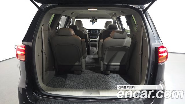 Kia Canival 9-Seater Noblesse Special — photo 1 of 36