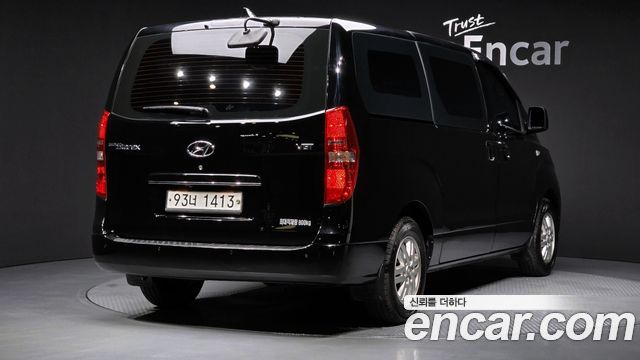 Hyundai Starex Van 3-Seater — photo 1 of 30