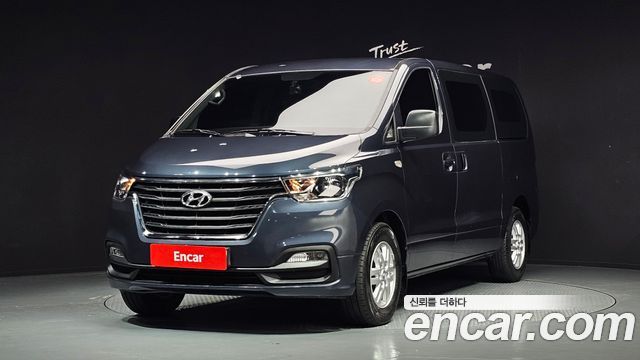 Hyundai Starex Van 3-Seater — photo 1 of 20