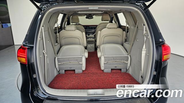 Kia Canival 9-seater Noblesse — photo 1 of 33