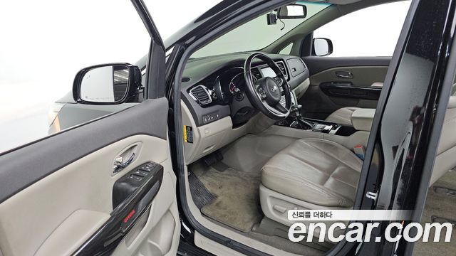 Kia Canival 7-seater Limousine — photo 1 of 31