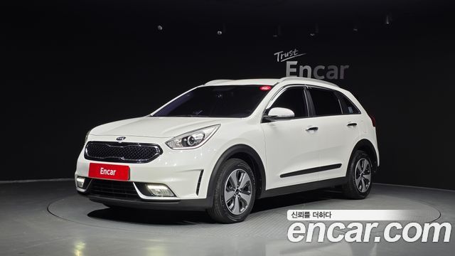 Kia Niro Prestige — photo 1 of 20