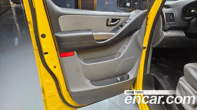 2011 Hyundai Starex 12-Seater Wagon, photograph 10