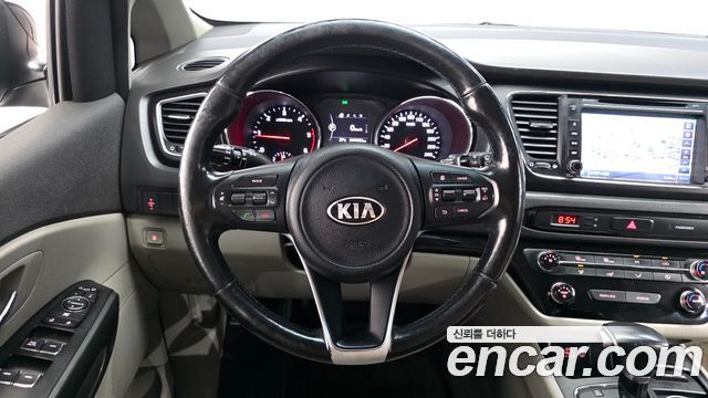 Kia Canival 9-seater Luxury — photo 1 of 20