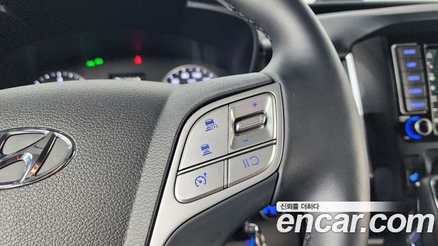 Hyundai Solati 15-seater — photo 1 of 31