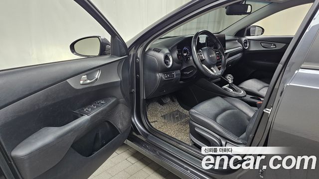 Kia K3 1.6 — photo 1 of 30