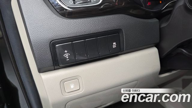 Kia Canival 9-Seater Prstige — photo 1 of 31
