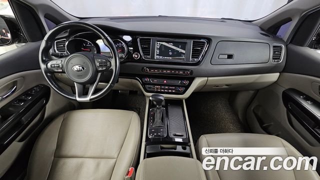 Kia Canival 9-seater Prestige — photo 1 of 34