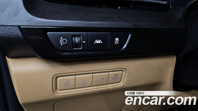 Kia Canival 9-Seater Signature — photo 1 of 30
