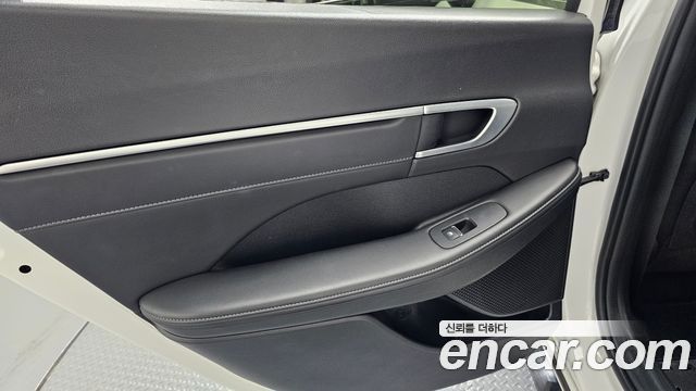 Hyundai Sonata 2.0 — photo 1 of 34