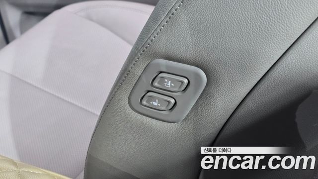 Kia Canival 7-Seater Limousine — photo 1 of 31